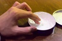 「ニベアと〇〇を混ぜる」はダメ! 皮膚科医が警告する化粧品“混ぜテク”の落とし穴