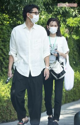 白と黒の上下ペアコーデで犬の散歩をする三浦と桐谷。ときおり、笑い声をあげて終始楽しげな様子だった