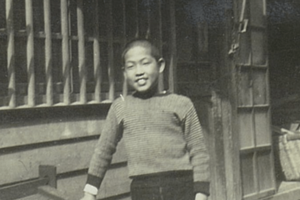 子どものころ、東京・南稲荷町の実家前にて