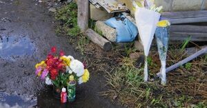  叶野宅の門前に供えられた花たち。不明の３人は広く好かれていた