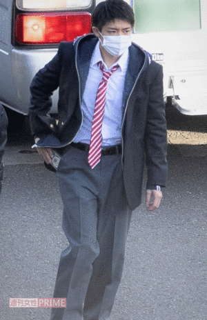 映画『Gメン』の撮影を行っていた岸優太。26歳ながら制服姿でもフレッシュさを感じる