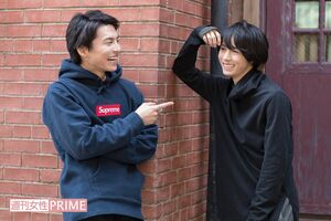 左から宮崎秋人、小越勇輝　撮影／廣瀬靖士