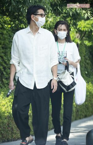 白と黒の上下ペアコーデで犬の散歩をする三浦と桐谷。ときおり、笑い声をあげて終始楽しげな様子だった