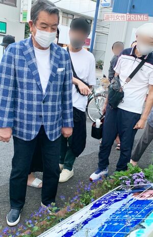 モニュメントを訪問した加山雄三。ロケ後で疲れていても記念撮影に応じる神対応だった