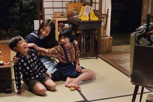みね子（有村）と弟の進（高橋來）、妹のちよ子（宮原和）　(c)NHK