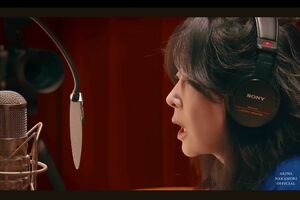 『北ウイング』ではヘッドホンが左右逆になっている中森明菜（公式YouTubeより）