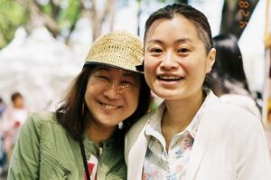 母2人、子ども3人の家族で暮らし始めて16年目となる小野さん(左)と西川さん。撮影:中内真紀