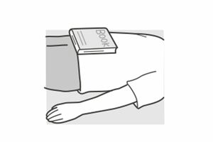 <ポイント>お腹の上に辞書などのおもりを置き、それを浮かすように息を吸ってもよい。(イラスト/わたなべふみ)