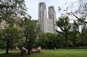新宿中央公園から都庁を仰ぐ。ホームレスは姿を消した