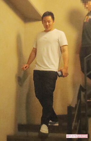 石橋以外の女性とは会っておらず、6月上旬の夜にも後輩男性と食事を