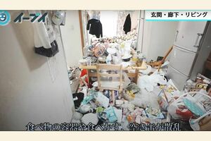 部屋に入ると、足の踏み場がないほどゴミが山積していた（写真：「イーブイ片付けチャンネル」より）