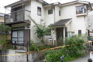 植松容疑者がひとりで住んでいた自宅。玄関の電気がついたままだった