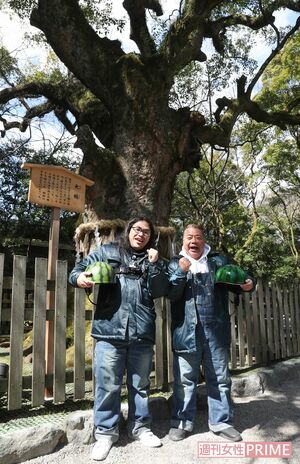 【4】11:45 弘法大師が植えたといわれるパワースポット・大楠の前で記念撮影。番組の成功間違いナシ!? 撮影/斎藤周造