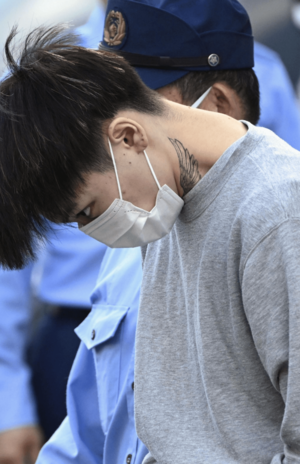 若山耀人容疑者は首にタトゥーを入れていた（写真／共同通信社）