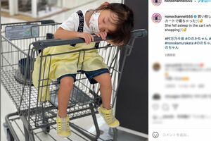 ショッピングカートに乗って眠ってしまったののちゃん（村方乃々佳/ののちゃん公式インスタグラムより）
