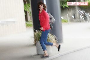 直撃すると、りさ子は驚いた様子で目線を合わせず逃げるようにエントランスの中へ