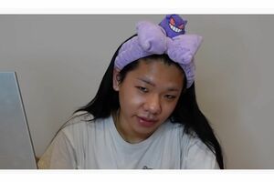 メイク前のすっぴんを披露するとうあ（公式YouTubeより）