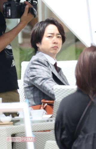 ロケ中に休憩する櫻井翔（2022年『ネメシス』撮影）