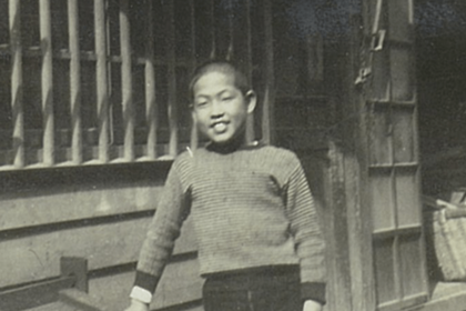 子どものころ、東京・南稲荷町の実家前にて