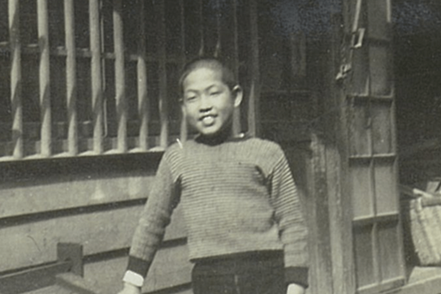 子どものころ、東京・南稲荷町の実家前にて