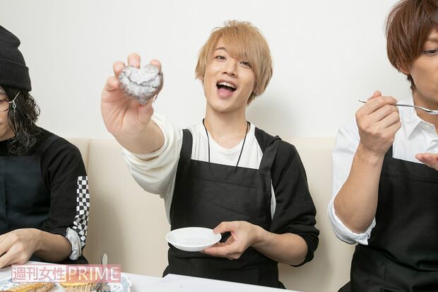 隣でソースの味見をするJunくん（笑）