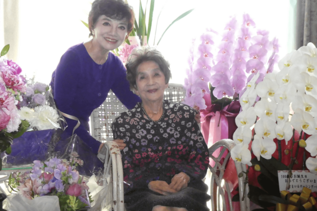 大好きなお花に囲まれて微笑む母娘