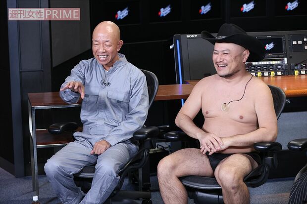 『ザコシ・小峠のテロップ再生工場』（テレビ東京系）の収録中の小峠英二（バイきんぐ）、ハリウッドザコシショウ　撮影／吉岡竜紀