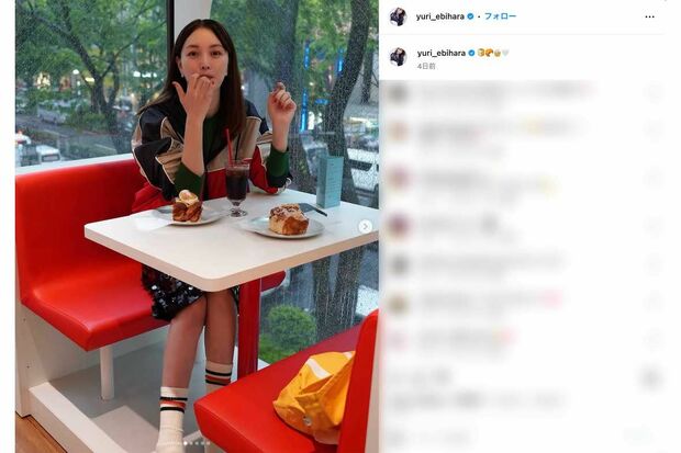 若々しい“MIXコーデ”姿を疲労した蛯原友里(本人のインスタグラムより)