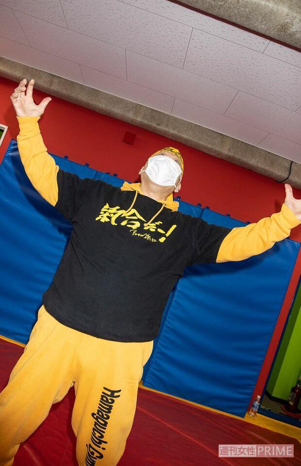 天を仰ぐアニマル浜口