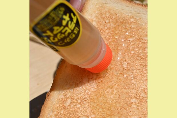 ヤマト株式会社のロングセラー液状のり『アラビックヤマト』が、手を汚さず使えるアラビックリなハチミツに