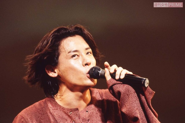 ライブで熱唱する河村隆一(1997年8月27日)