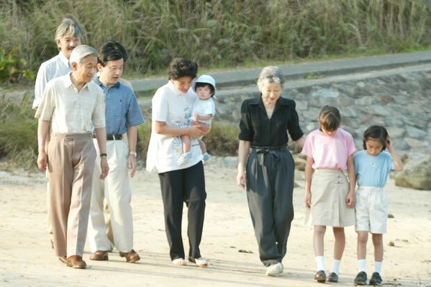 ご静養中に須崎御用邸の浜辺を散歩しながらお孫さまと積極的に交流された（'02年8月）