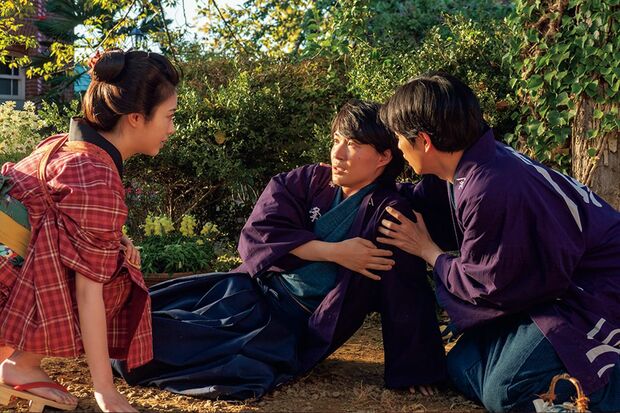 万太郎は峰屋の当主として、東京での酒の品評会へ。酔っ払った際に出会ったのが寿恵子　写真提供／NHK