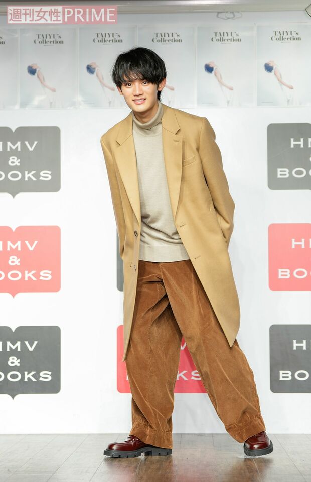 納豆カラーのコーディネートでイベントに登場した藤原大祐（撮影／伊藤和幸）