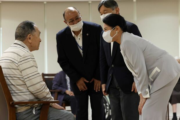 原爆養護ホームにて腰をかがめて被爆者の話に耳を傾ける天皇陛下と雅子さま(6月20日)