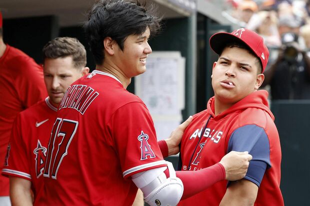ベンチでチームメートのスアレスとじゃれ合う大谷翔平。偏った日本語ばかりを教えていた　写真/共同通信社