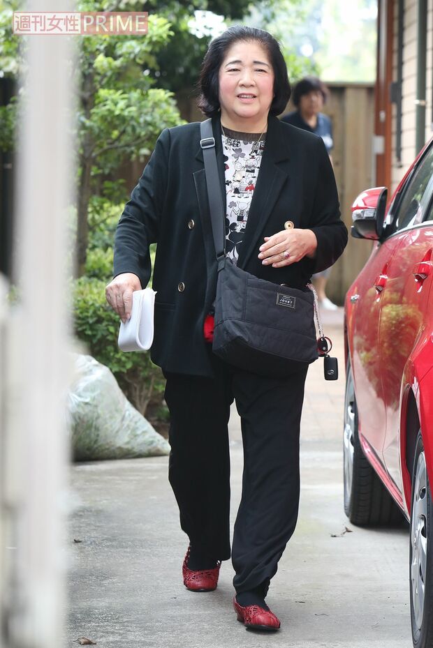 昨年夏の早朝、自宅から出てきた千恵子氏は報道陣には何も語らず、付き人が運転する車へ