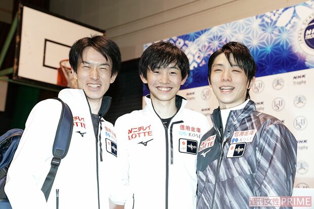 山本草太、島田高志郎の後輩コンビとのスリーショット。ショートの演技を終えホッとした笑顔　撮影／坂本清