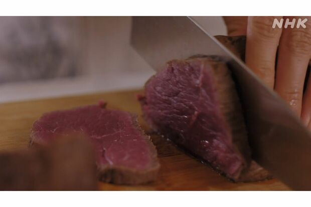 『作りたい女と食べたい女』第9話　ローストビーフの内部は赤く、生肉のように見える。NHKオンデマンドでは今もこの場面はそのまま（NHKオンデマンドより）