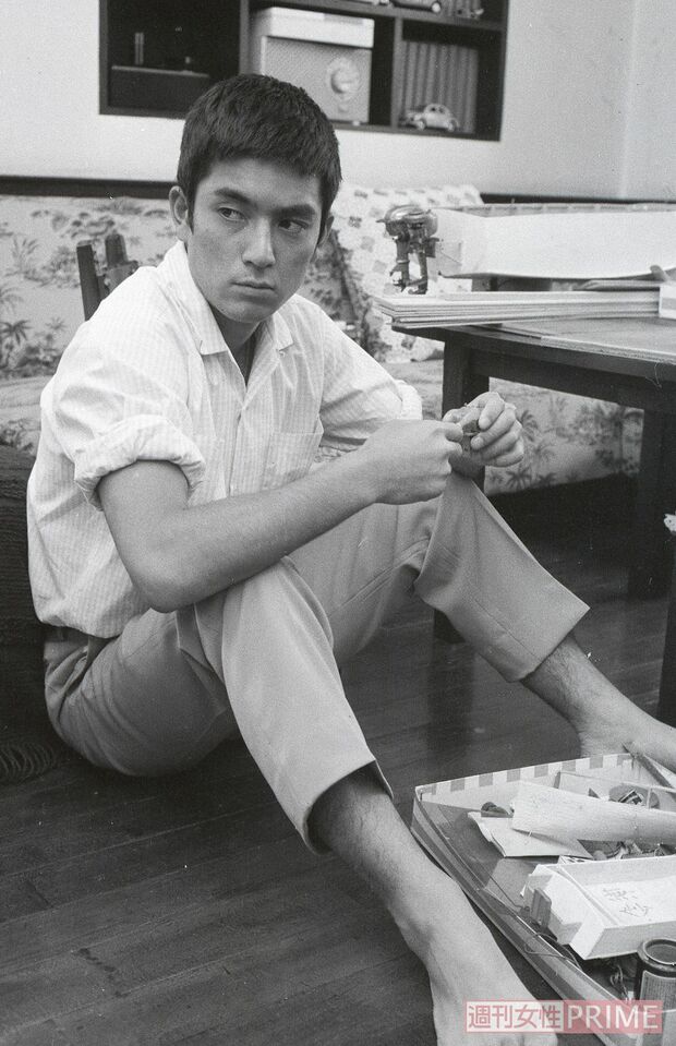 慶應大学を卒業後にデビューした翌年の本誌特写で（'61年）。足元やテーブルにあるのは船の模型で船好きがうかがえる。イケメンでブロマイドが人気に（撮影／本誌写真班）