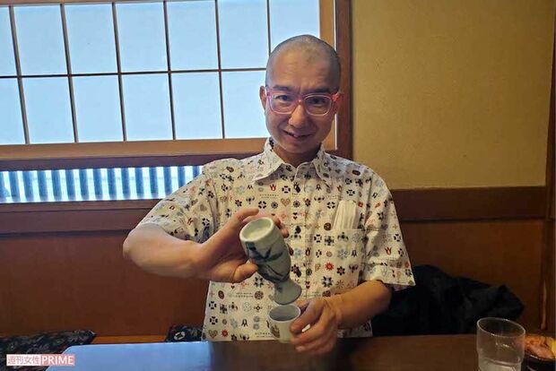大好きなお酒を飲みながら取材に応じるきららさん