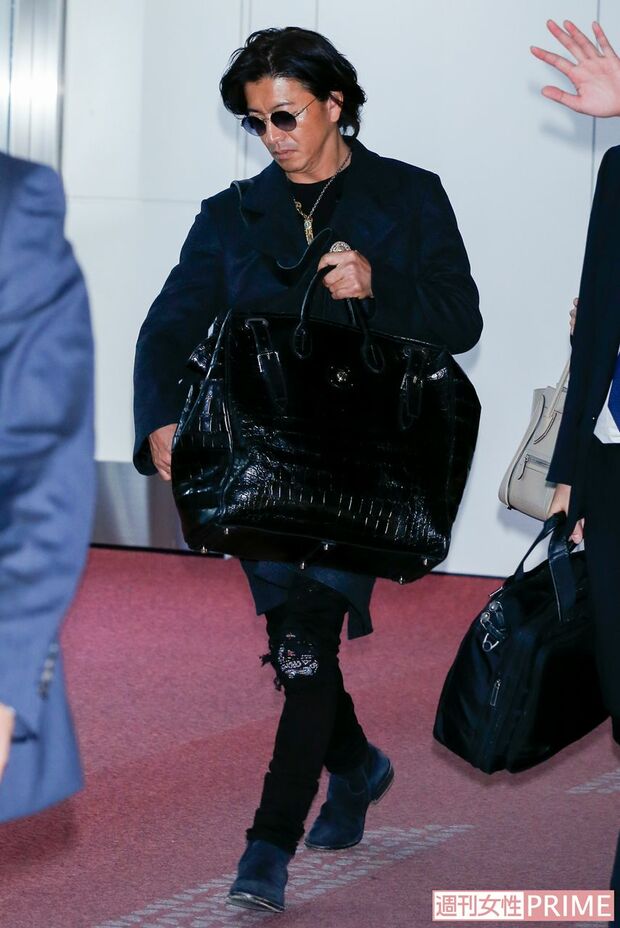 刺し子でペイズリー柄があしらわれたデニムや、ラルフローレンのセミオーダーのバッグと“ちょいワル”スタイルの木村拓哉（'18年）