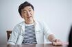 インタビューを受ける笠井信輔アナ。軽快な語り口で記者やカメラマンの笑いを誘っていた