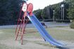 なじみのある遊具は消えつつある。滑り台も危険とされ1メートルほどの長さしかない公園も