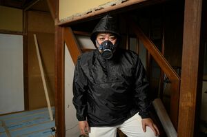 特殊清掃人の高江洲さんは数々の現場で人と動物の痕跡を見つめてきた