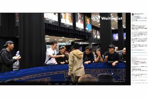 応援に駆け付けた日本人とグータッチ（DMM POKER公式Xより）