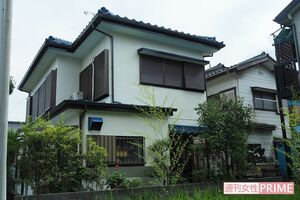 自宅の裏側。口論の原因となったと思われる雨戸はすべて閉められていた