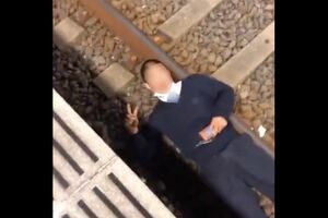SNSで拡散されている、線路上で寝転ぶ若い男性