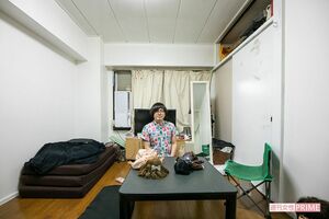 男性が首吊り自殺した部屋で、インタビューに答えてくれた　撮影／矢島泰輔