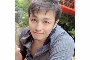 胸元をはだけてナルシストっぷりをみせる出町恭太郎容疑者（SNSより）